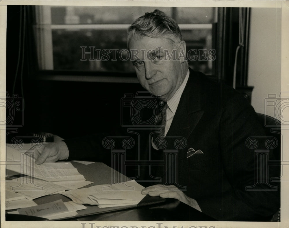1935 Press Photo D.C. Dobbins at his desk in Washington D.C. - nef26335