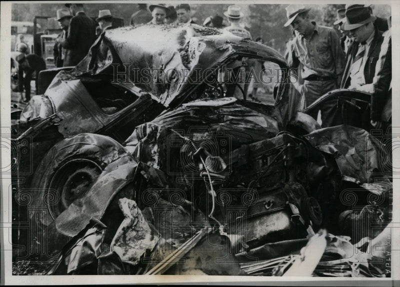 Load image into Gallery viewer, 1939 Press Photo Marshall, Texas Gasoline Truck Wrecked and Burned Killing Six
