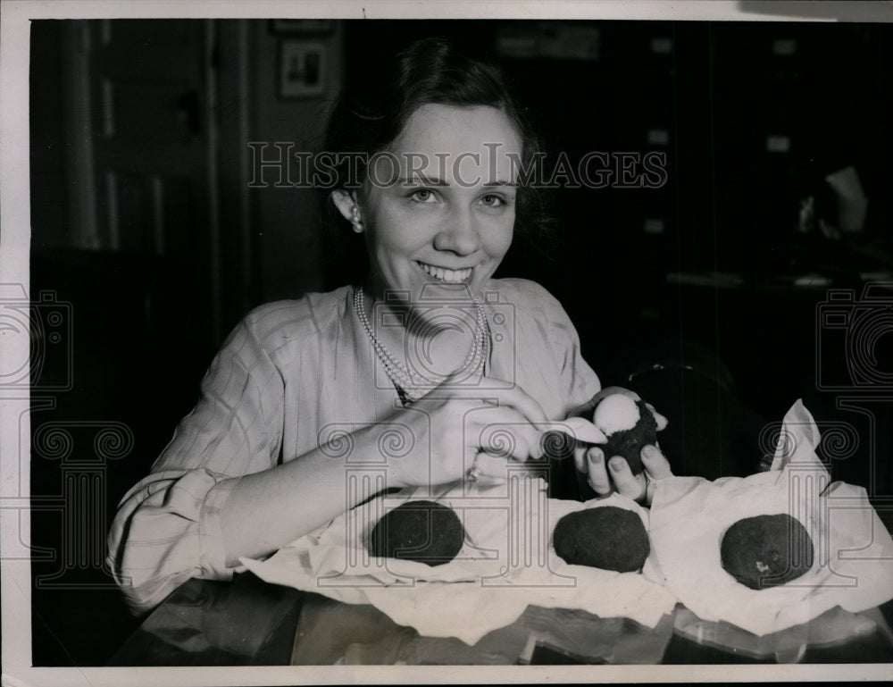 1936 Press Photo Claire Vernon with 400 Year-Old Eggs from China at Food Show