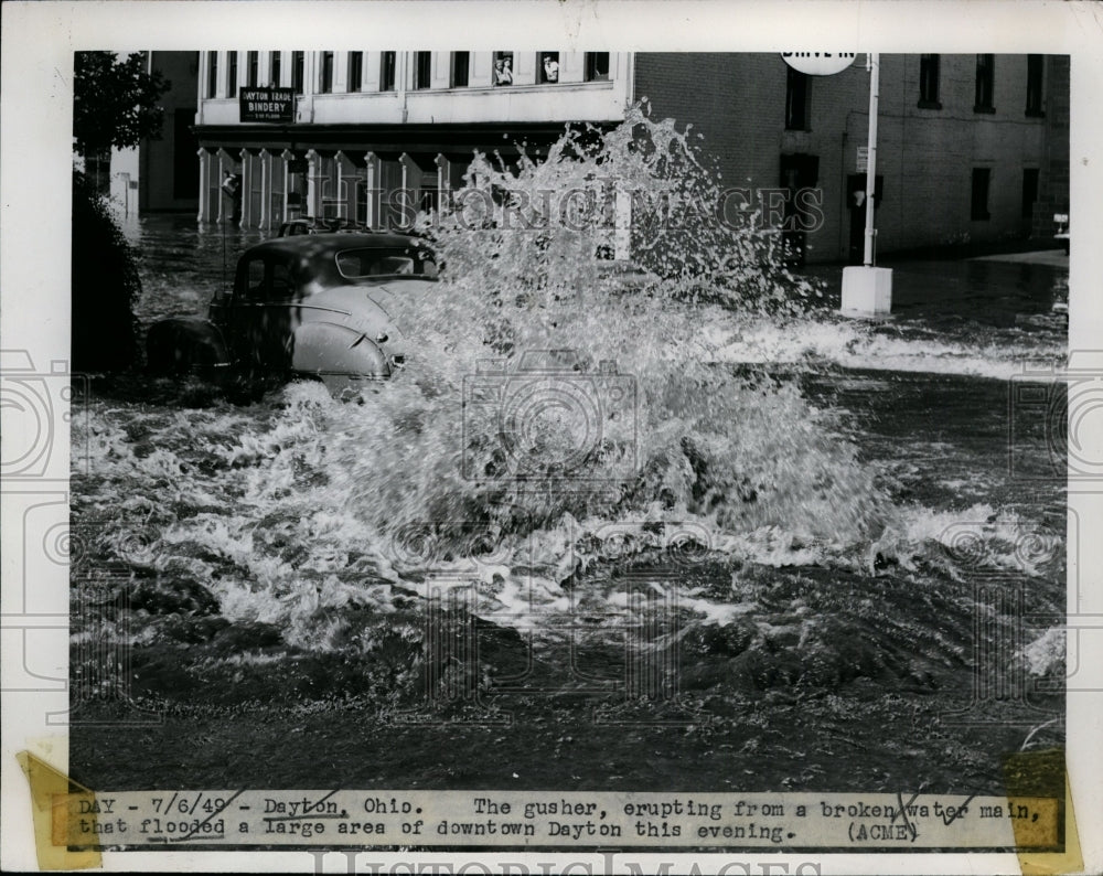 1949 Press Photo Gusher erupting from a broken water main - nef26353