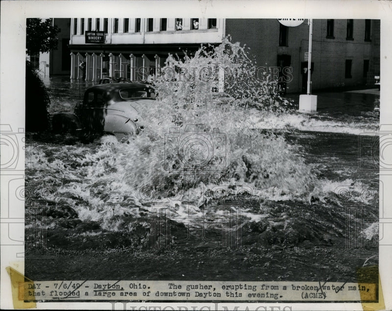 Load image into Gallery viewer, 1949 Press Photo Gusher erupting from a broken water main - nef26353
