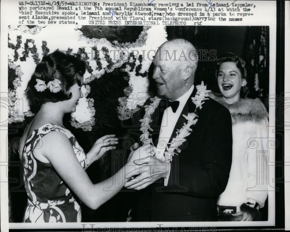 1959 Press Photo President Eisenhower receives a lei from Leinani Keppeler