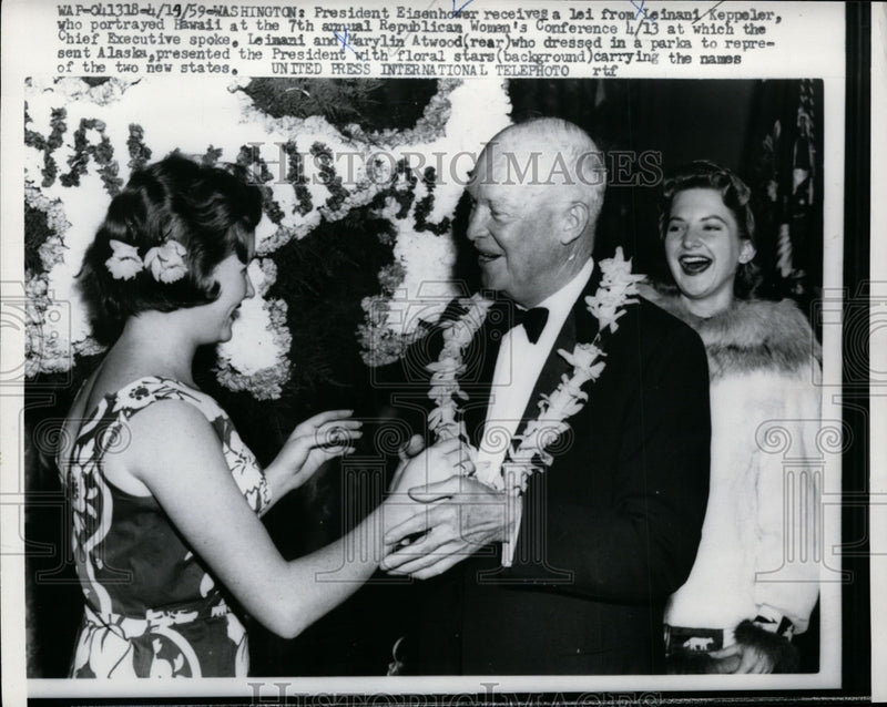 Load image into Gallery viewer, 1959 Press Photo President Eisenhower receives a lei from Leinani Keppeler
