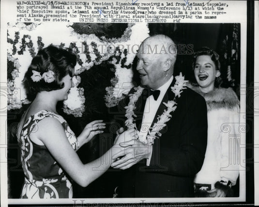 1959 Press Photo President Eisenhower receives a lei from Leinani Keppeler