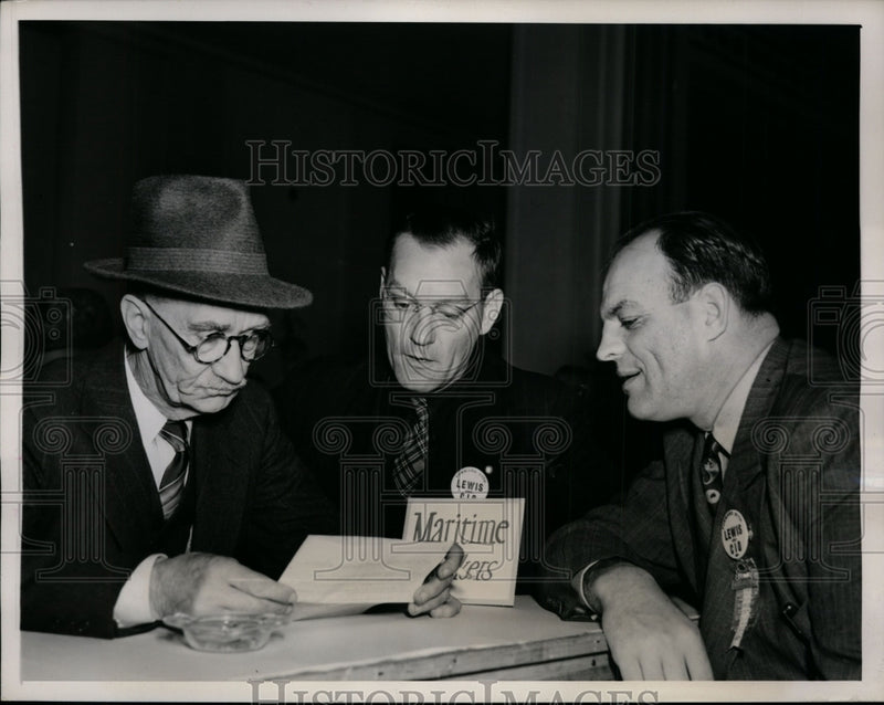 Load image into Gallery viewer, 1940 Press Photo Marine Workers Union Members at CIO Convention, Atlantic City

