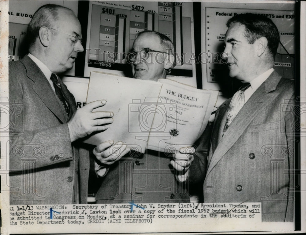 1951 Press Photo President Harry Truman and Financial Directors Look over Budget