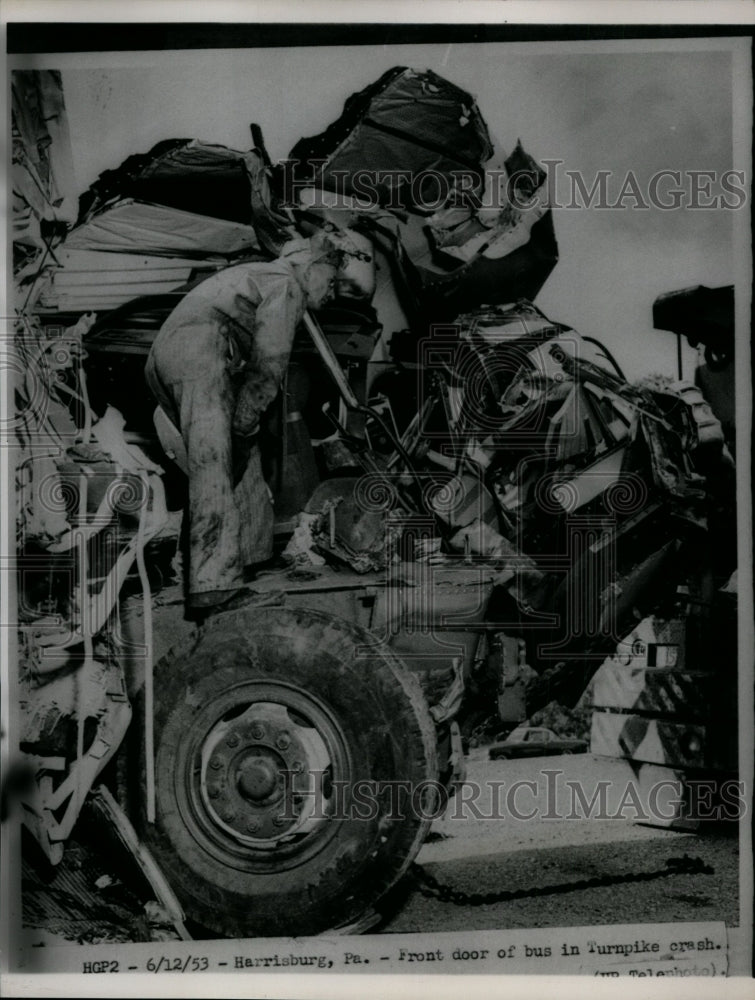 Load image into Gallery viewer, 1953 Press Photo Harrisburg, Pennsylvania Bus in Turnpike Crash - nef26405
