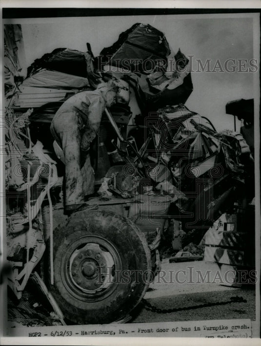 1953 Press Photo Harrisburg, Pennsylvania Bus in Turnpike Crash - nef26405