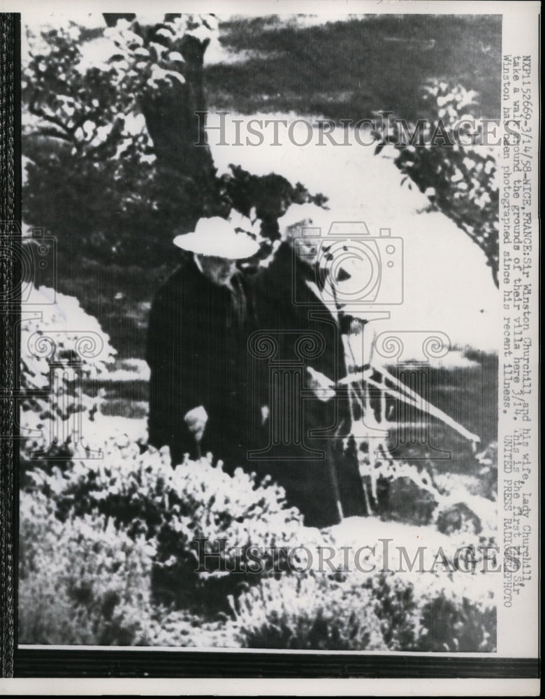 1958 Press Photo Sir Winston Churchill with Lady Churchill at their Villa