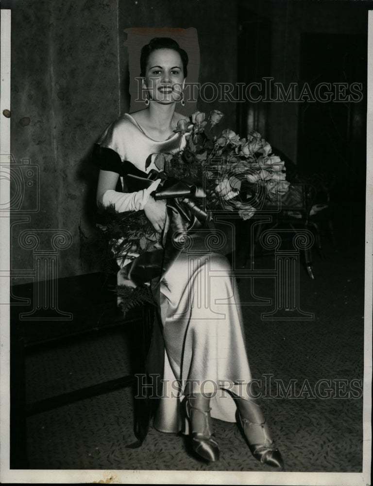 Load image into Gallery viewer, 1933 Press Photo Blanche Waddell at Northwestern University Charity Ball
