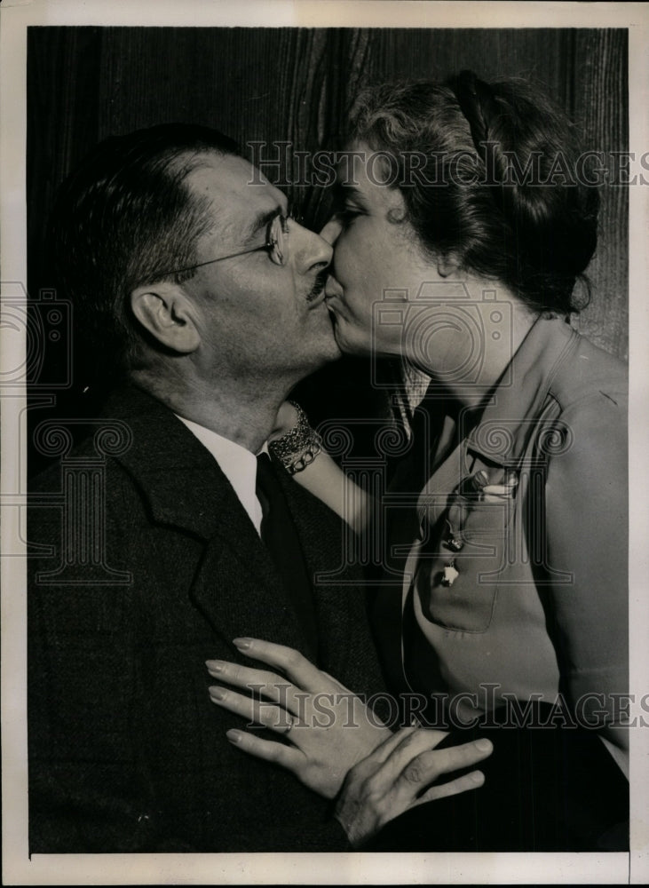 1940 Press Photo Senator Robert C. Hendrickson Kissed by Wife - nef26553