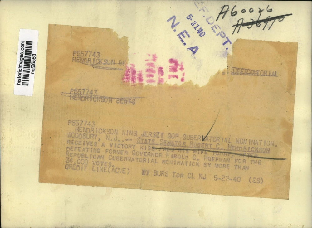 1940 Press Photo Senator Robert C. Hendrickson Kissed by Wife - nef26553