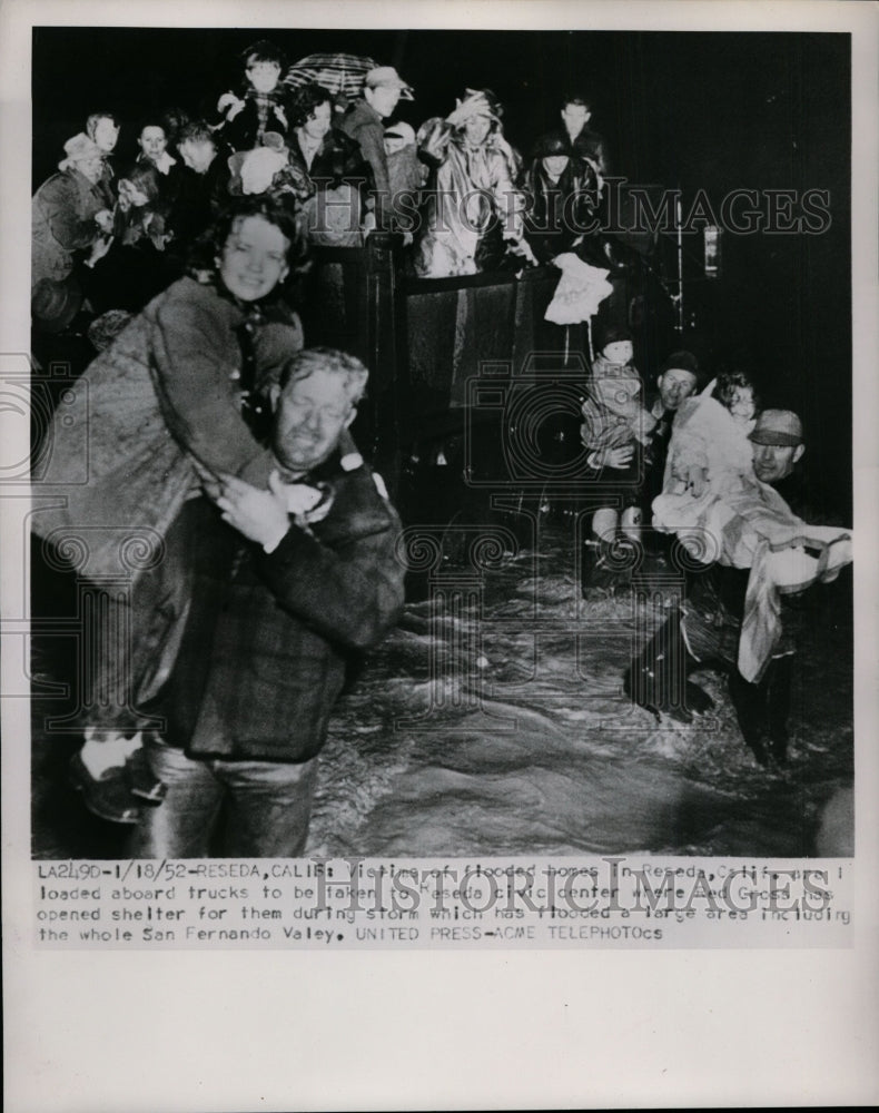 1952 Press Photo flood victims Rescued in Reseda, California - nef26611