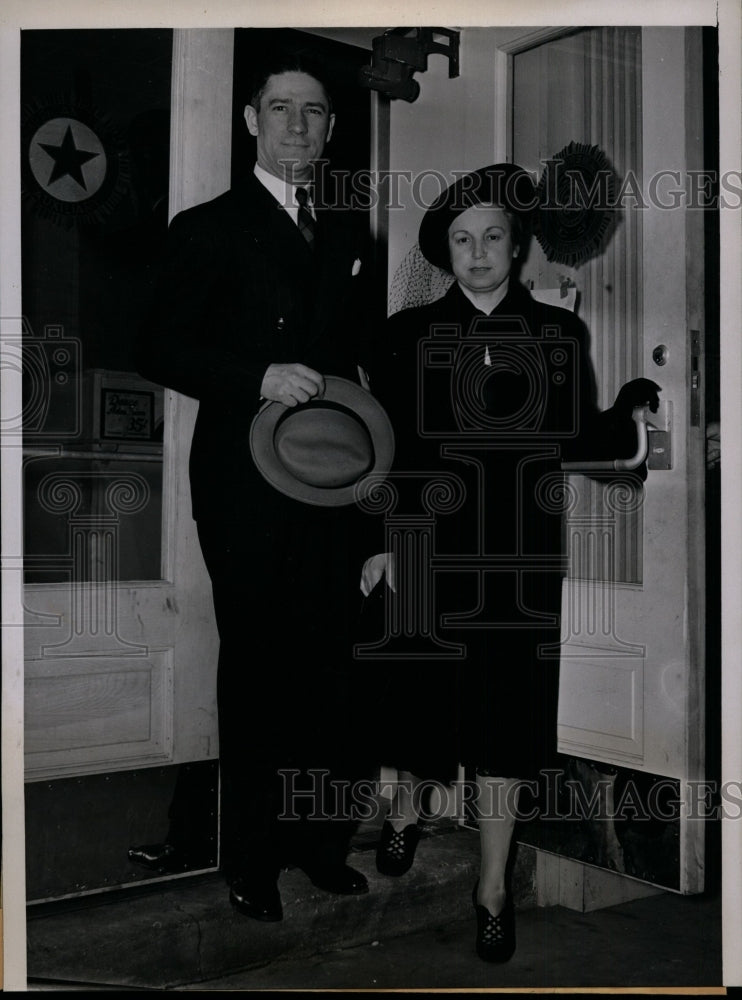 1938 Press Photo Richard J. Lyons & Wife Voting in Libertyville, Illinois