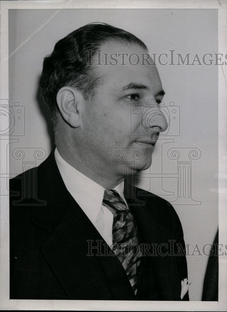 1940 Press Photo Dr. D M Nigro in a federal building to post a bond. - nef26698
