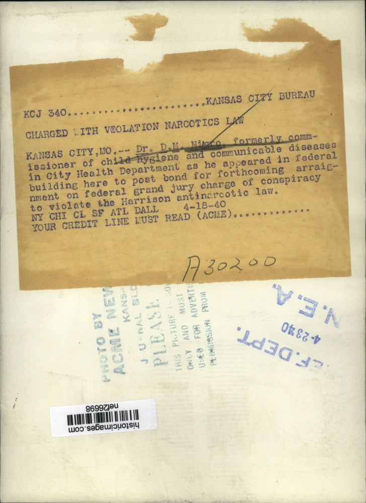 1940 Press Photo Dr. D M Nigro in a federal building to post a bond. - nef26698