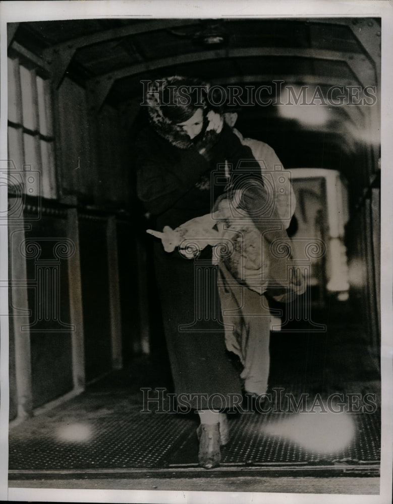 1935 Press Photo Stowaway Edith Wilson in Tilsbury, England Aboard "Patricia"