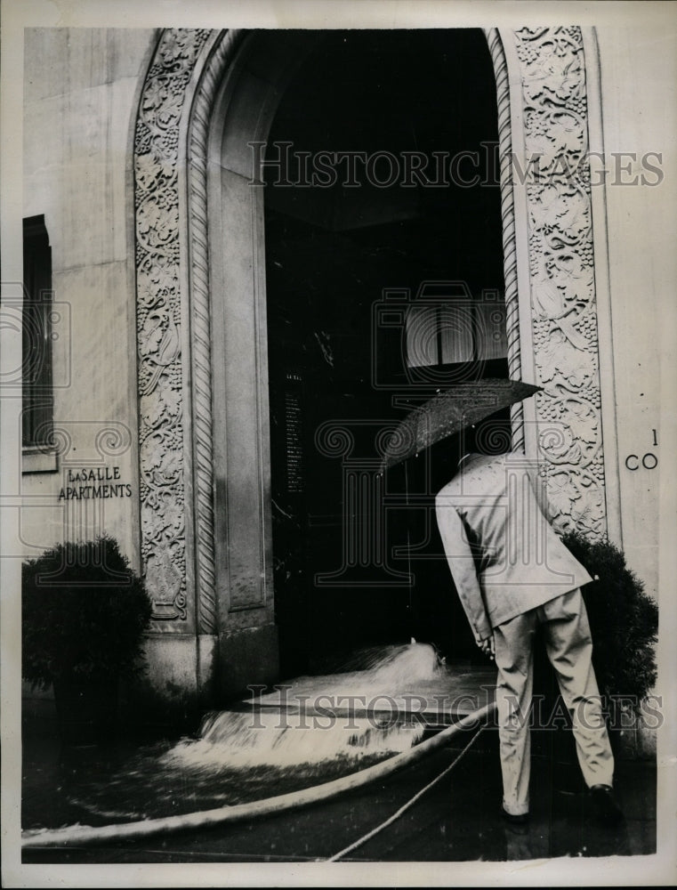 1934 Press Photo flood at La Salle Apartments, Washington, D.C. - nef26736