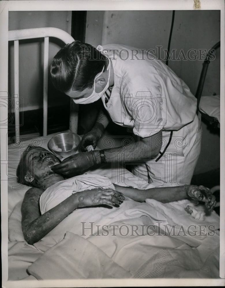 Load image into Gallery viewer, 1949 Press Photo Roberta Lee Treated for Oil Fire Burns, Des Plaines, illinois
