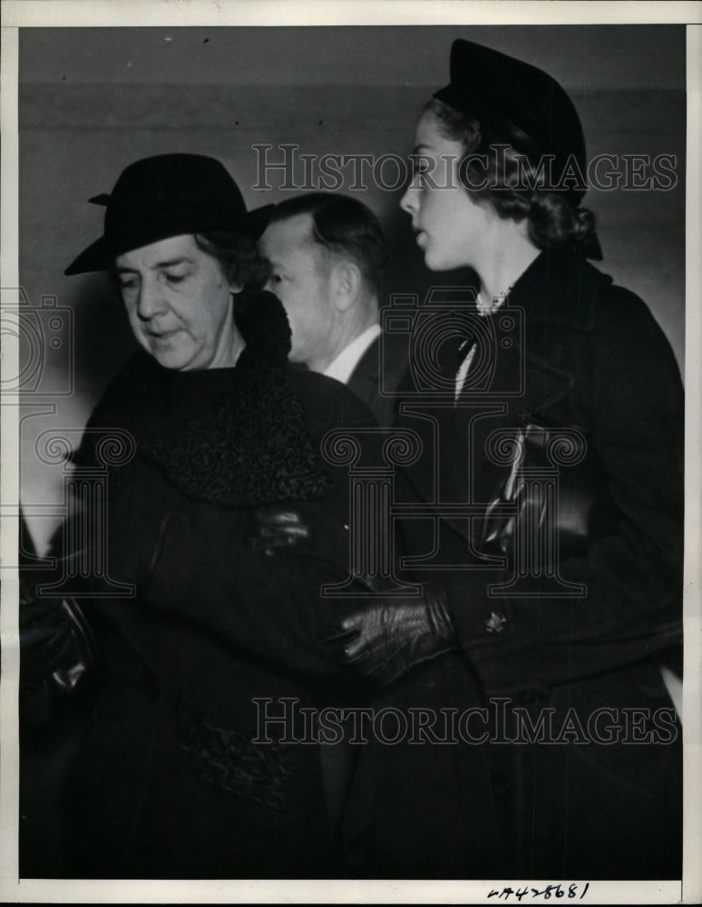 1938 Press Photo Edith McBride, Sister Natalie in Los Angeles Court - nef26747