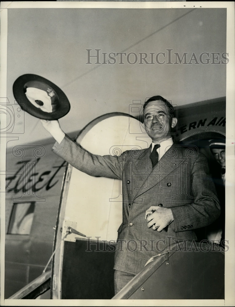 Load image into Gallery viewer, 1939 Press Photo Stephen Chadwick at Miami Airport - nef26831
