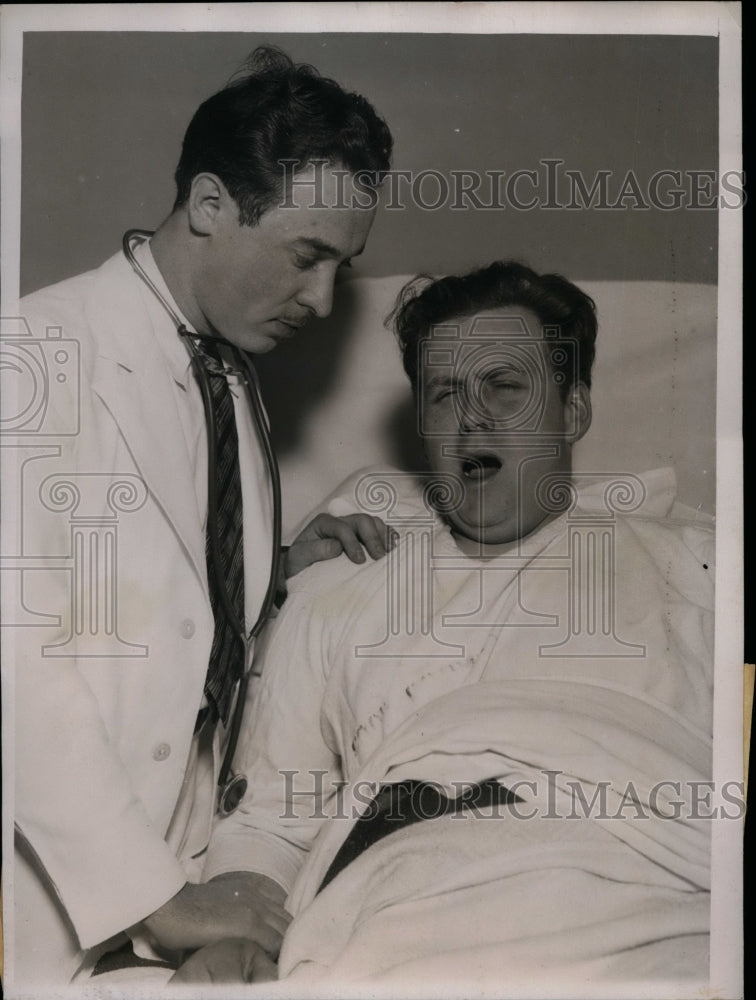 1934 Press Photo George Van Cleas in chicago Hospital After 20 Hours Yawning