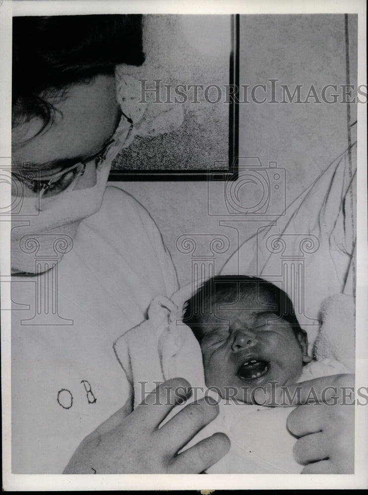 1942 Press Photo baby girl of Mr & Mrs John Segura born with 4 teeth - nef26873