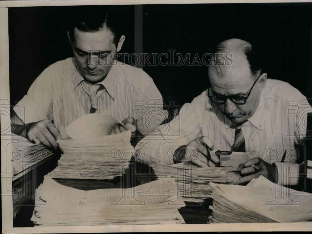 1939 Press Photo Eugene Cochran, J. Bullock check petition signatures