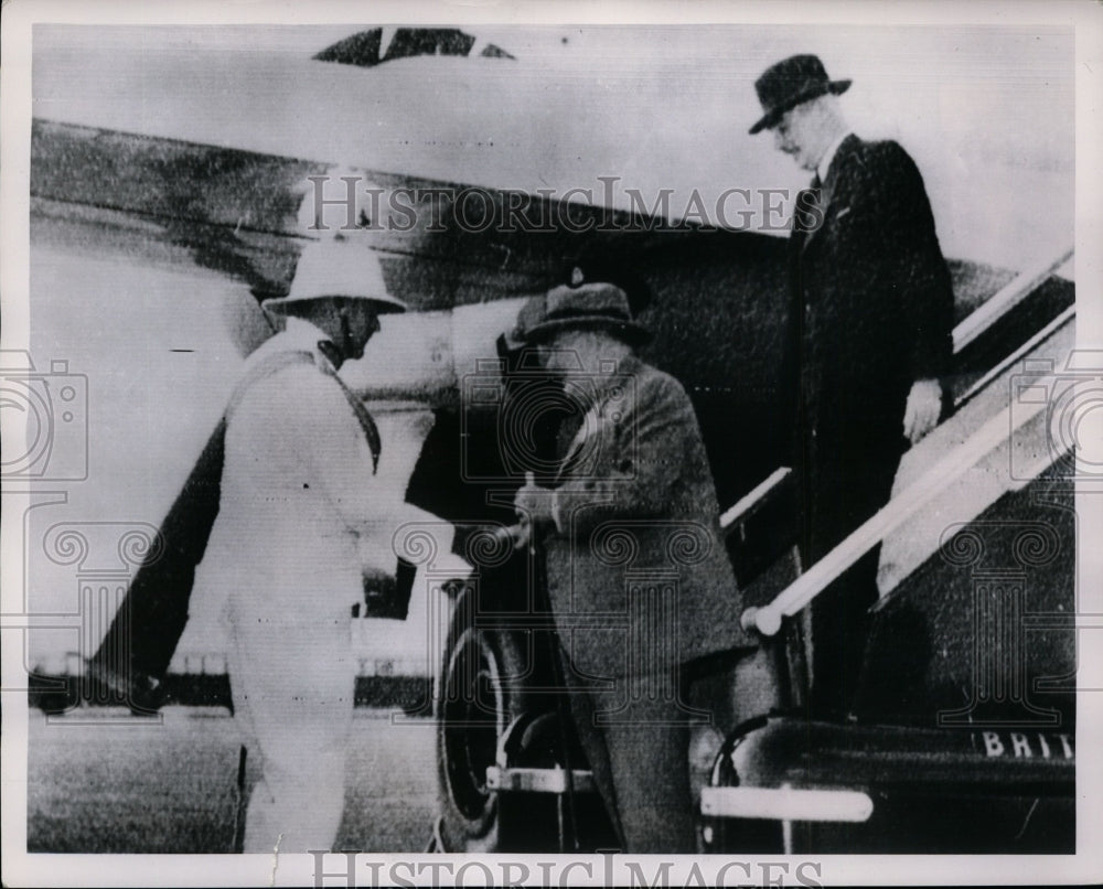 1953 Press Photo Prime Minister Winston Churchill greeted Gov.Sir Alexander Hood