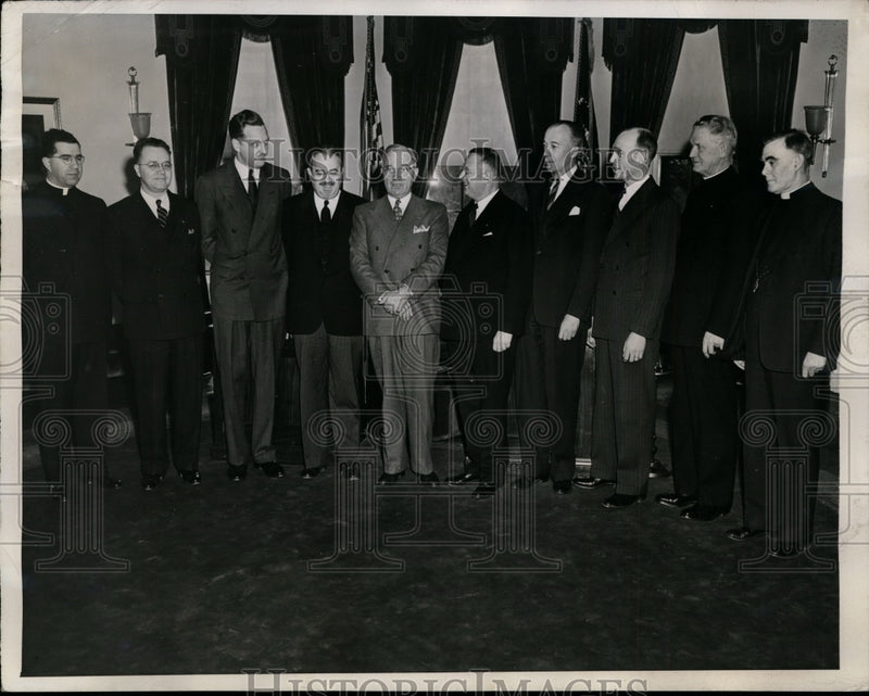 Load image into Gallery viewer, 1946 Press Photo Churches Meet With Truman To Discuss Housing - nef26946
