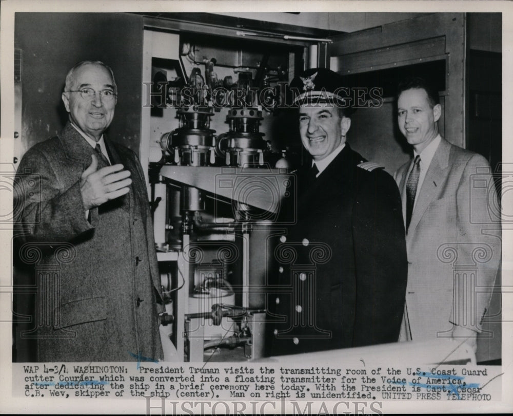 1952 Press Photo Pres Truman Visits Transmitting Room of U.S. Coast Guard