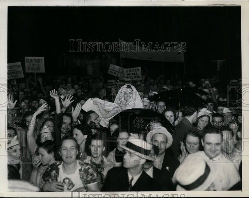 Load image into Gallery viewer, 1937 Press Photo Umbrellas In Evidence at Brown's Speech in Cleveland
