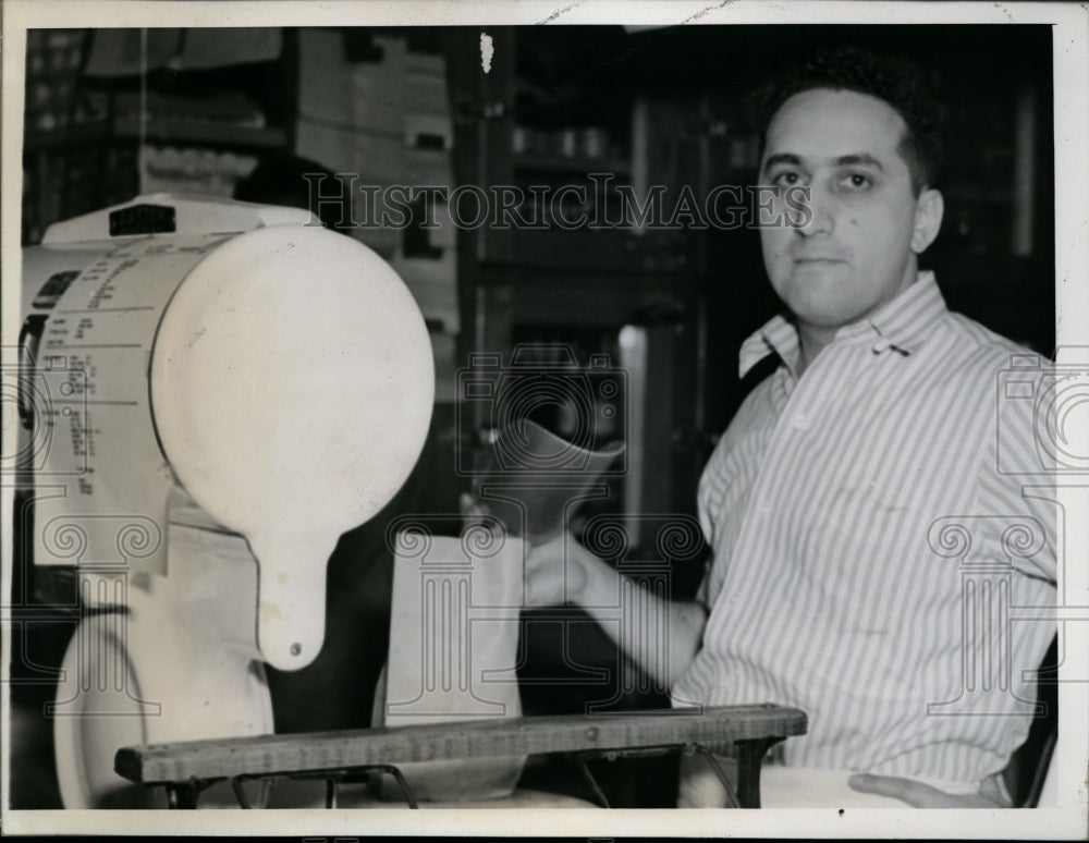 1942 Press Photo John Freshman Chicago Grocer Arrested for Hoarding Sugar