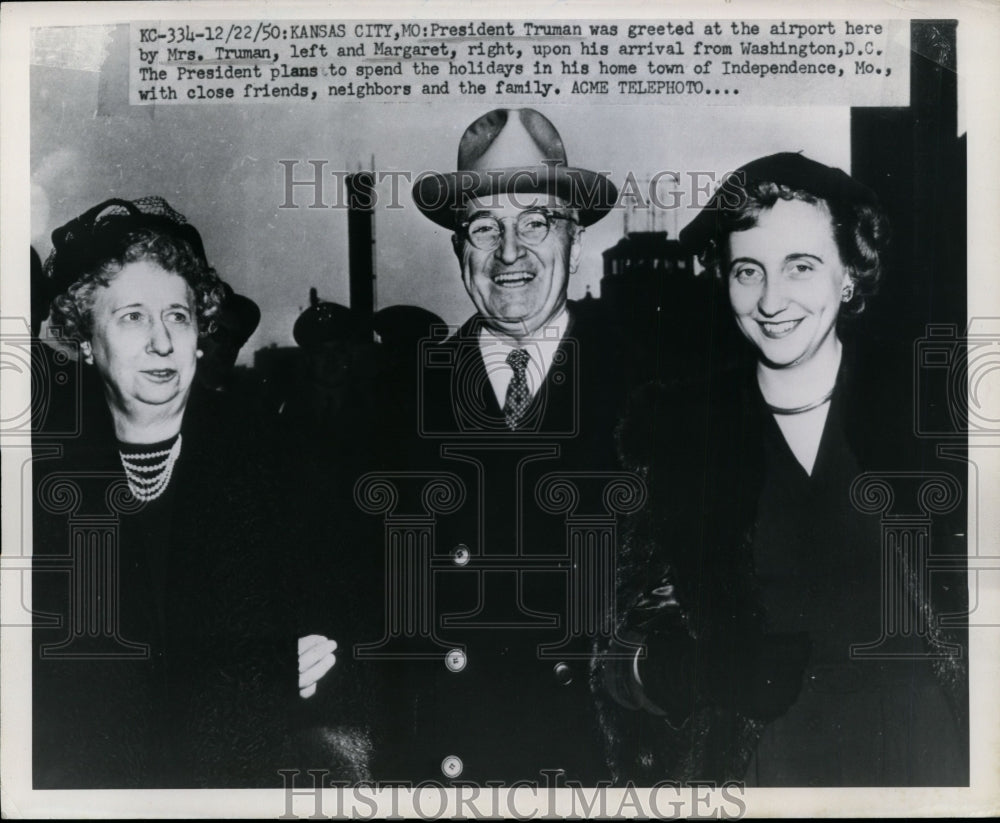 1950 Press Photo President Harry Truman Greeted by Family Arrival in Kansas City