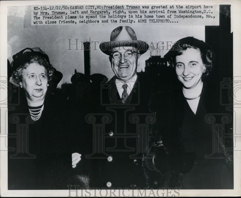 Load image into Gallery viewer, 1950 Press Photo President Harry Truman Greeted by Family Arrival in Kansas City
