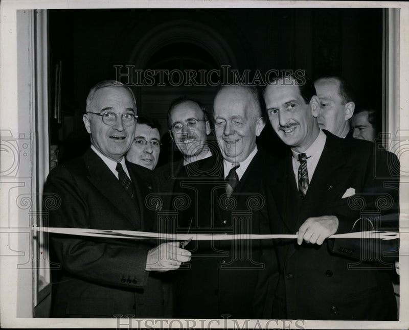 Load image into Gallery viewer, 1945 Press Photo Harry Truman Cuts Ribbon, Radio Correspondents Gallery, Senate
