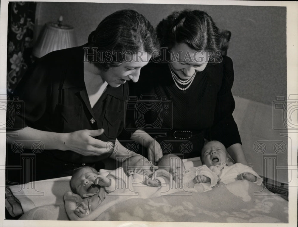 1943 Press Photo Sisters Married To Brothers Bear Twins - nef27038