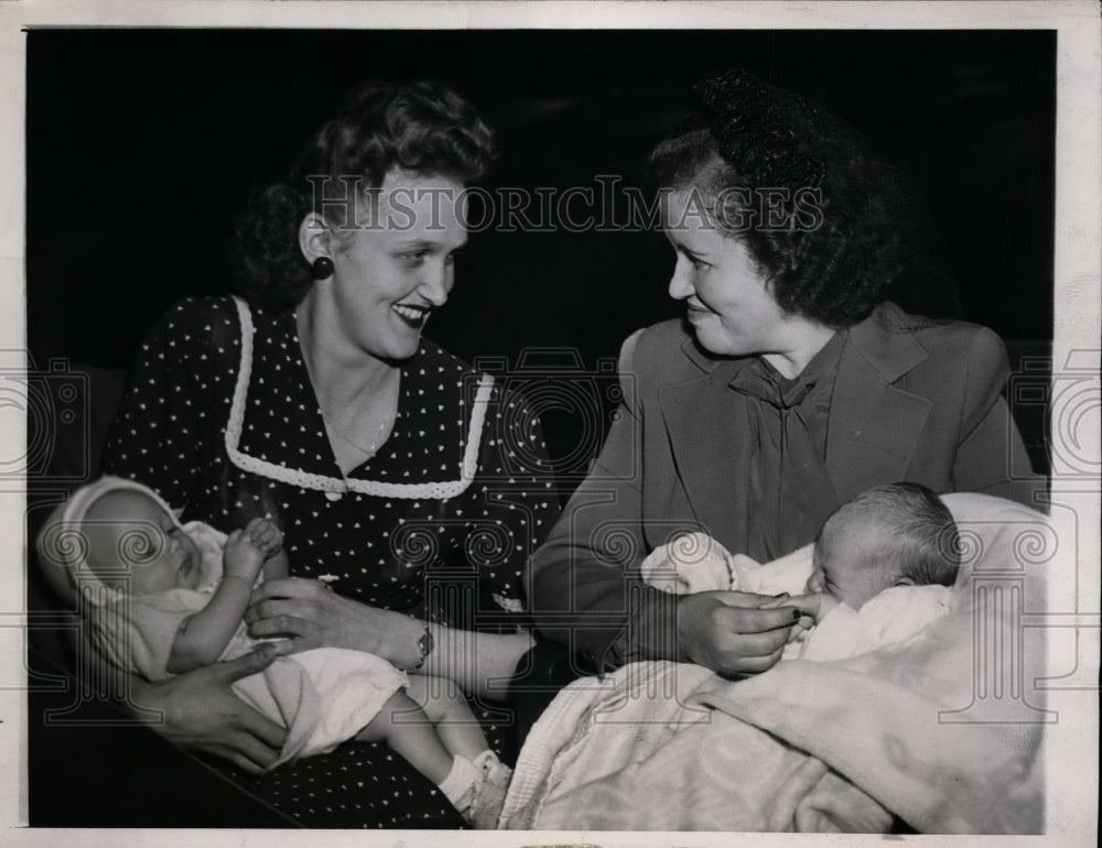 1944 Press Unwed Mother Angeline Kolodziej Get Baby Back From Mrs Paul Wauldron