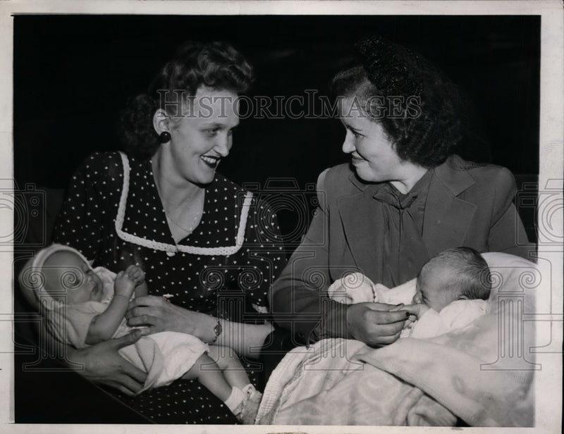 Load image into Gallery viewer, 1944 Press Unwed Mother Angeline Kolodziej Get Baby Back From Mrs Paul Wauldron
