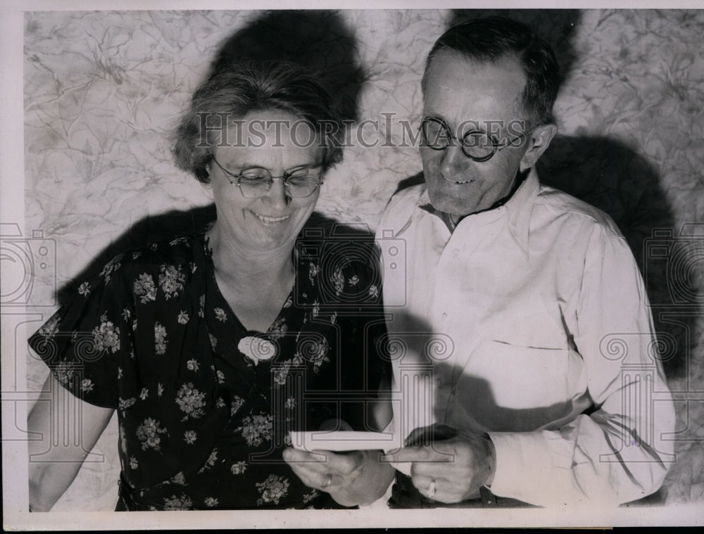 1935 Press Photo Lawrence Johnsen Wins Irish Sweepstakes, Chicago, Illinois