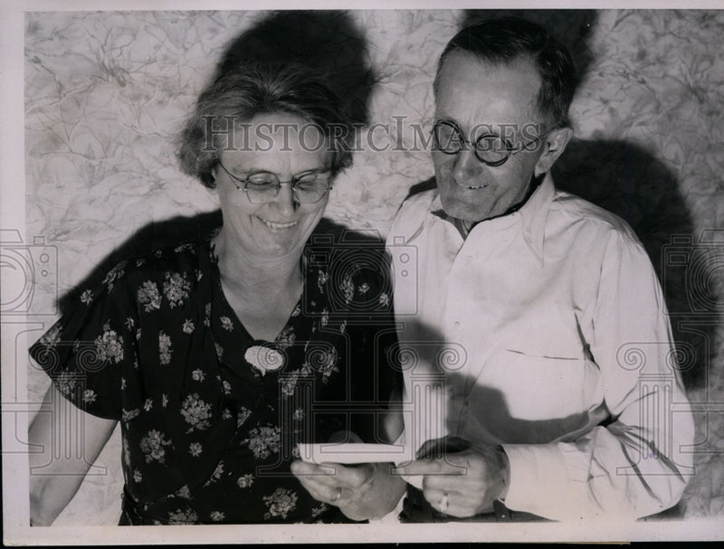 Load image into Gallery viewer, 1935 Press Photo Lawrence Johnsen Wins Irish Sweepstakes, Chicago, Illinois
