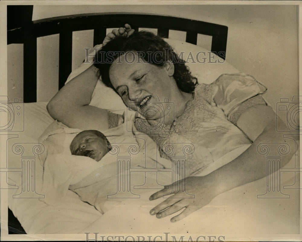 1940 Press Photo Leap Years Ago Mrs Lester W Johnson Gave Birth to Merself