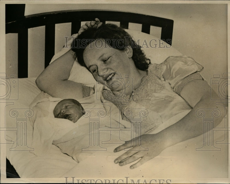 Load image into Gallery viewer, 1940 Press Photo Leap Years Ago Mrs Lester W Johnson Gave Birth to Merself

