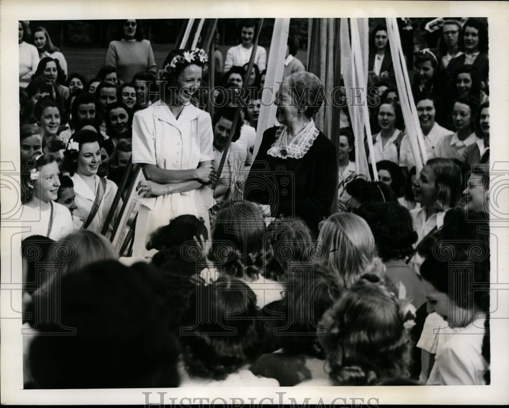 1941 Press Helen McIntosh May Queen at Bryn Mawr College with Pres Marion Parks