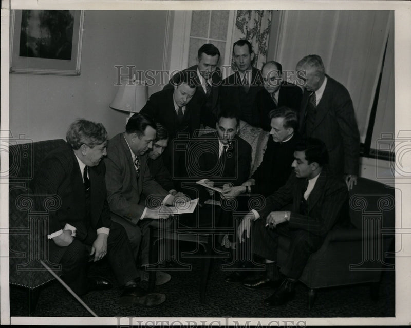 Load image into Gallery viewer, 1941 Press Photo Union and govt. men confer on Ford Motor Co. Strike, Detroit
