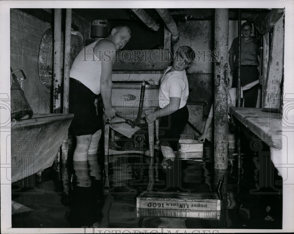 1947 Press Photo Stanley Stuyrna Working in Chicago, Illinois Home in Flood