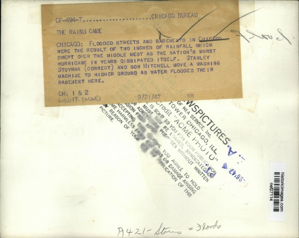 1947 Press Photo Stanley Stuyrna Working in Chicago, Illinois Home in Flood