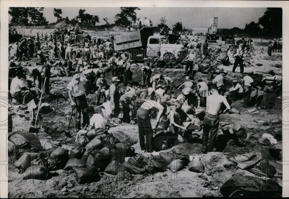 1951 Press Photo Kansas City, Kansas Men Work in Flood to Protect Power Plant