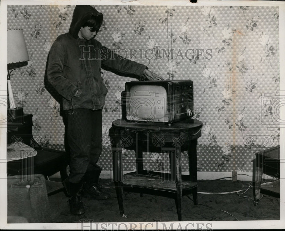 1959 Press Photo Bradley Blair examines his TV after flood receded - nef27145
