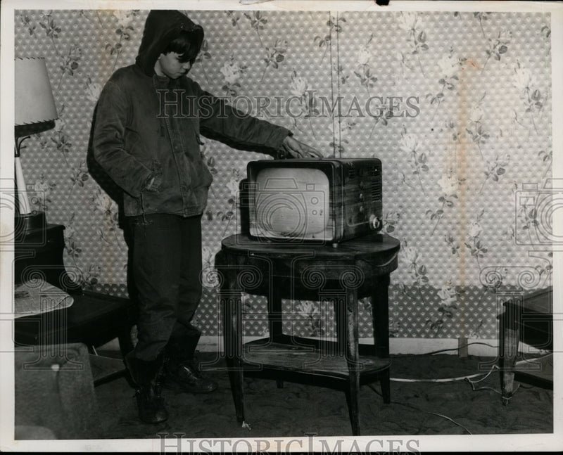 Load image into Gallery viewer, 1959 Press Photo Bradley Blair examines his TV after flood receded - nef27145
